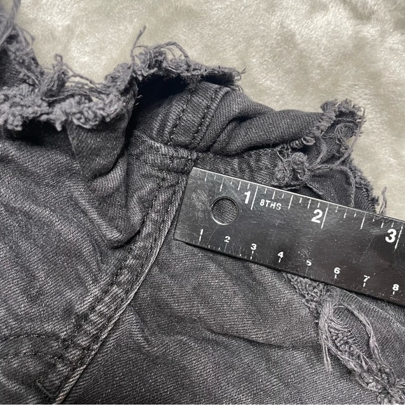 H&M High-Waisted Distressed Denim Shorts Size 4 - Picture 5 of 7